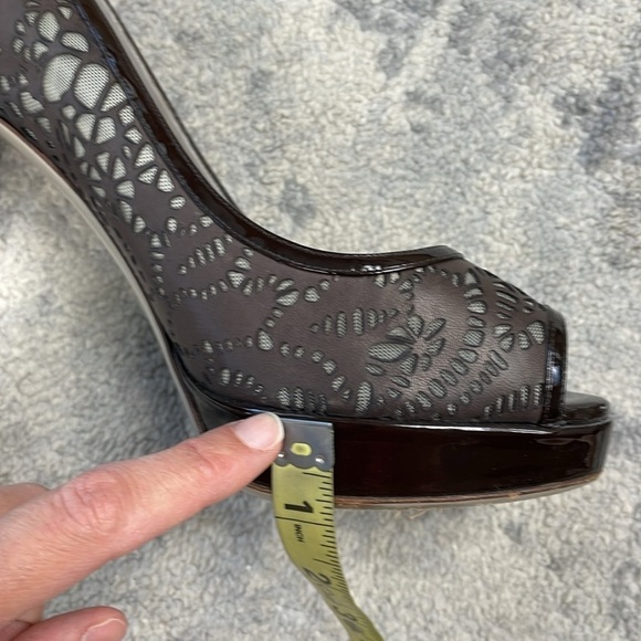 Valentino Garavani Laser Cut Leather Platform Peep Toe Heel Pumps Brown 40 - Picture 15 of 15